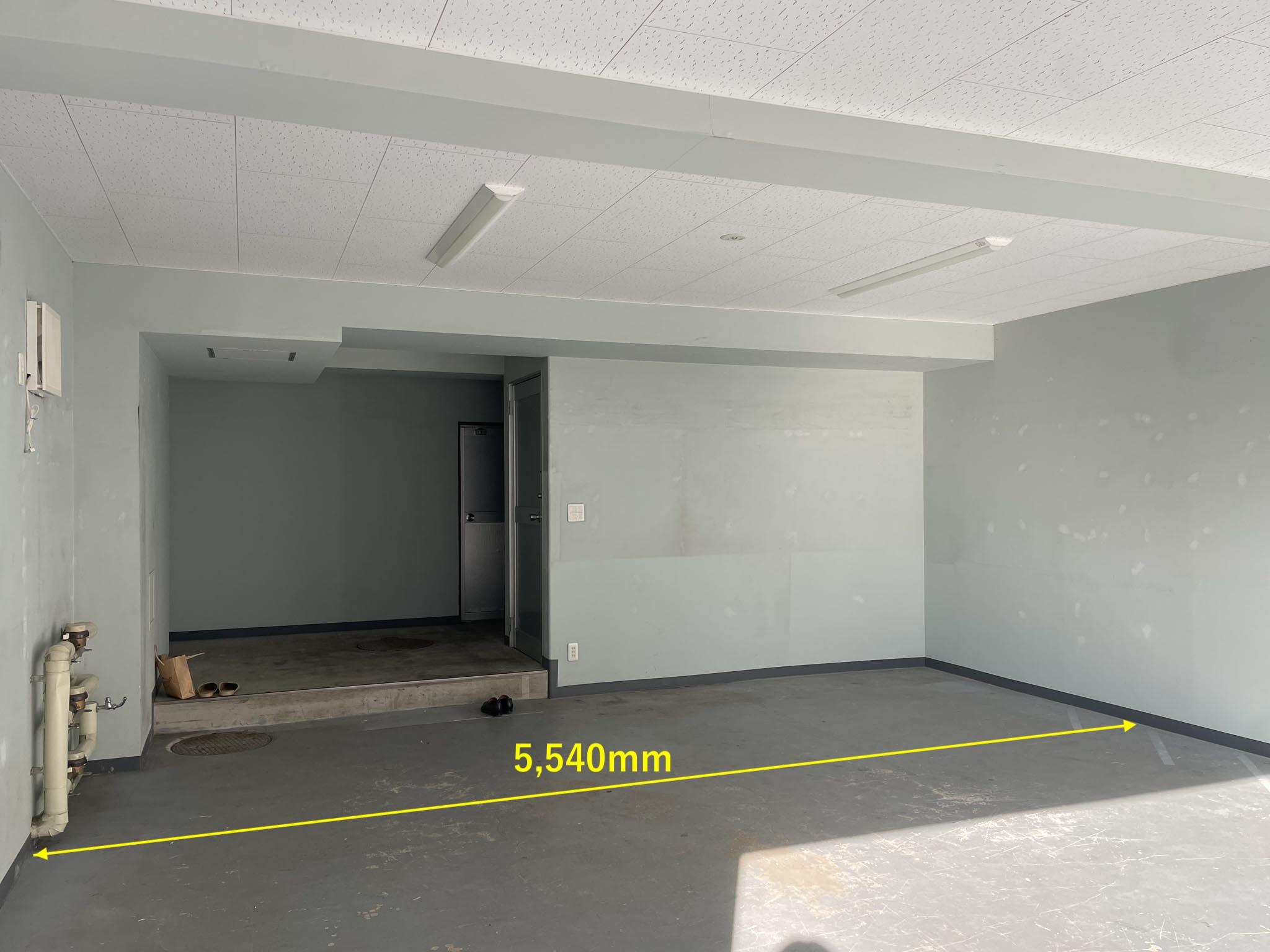 江東区亀戸の賃貸物件/1F：おおよそ5.5m&times;5.5mのモルタルのスペース。車は2台置けます