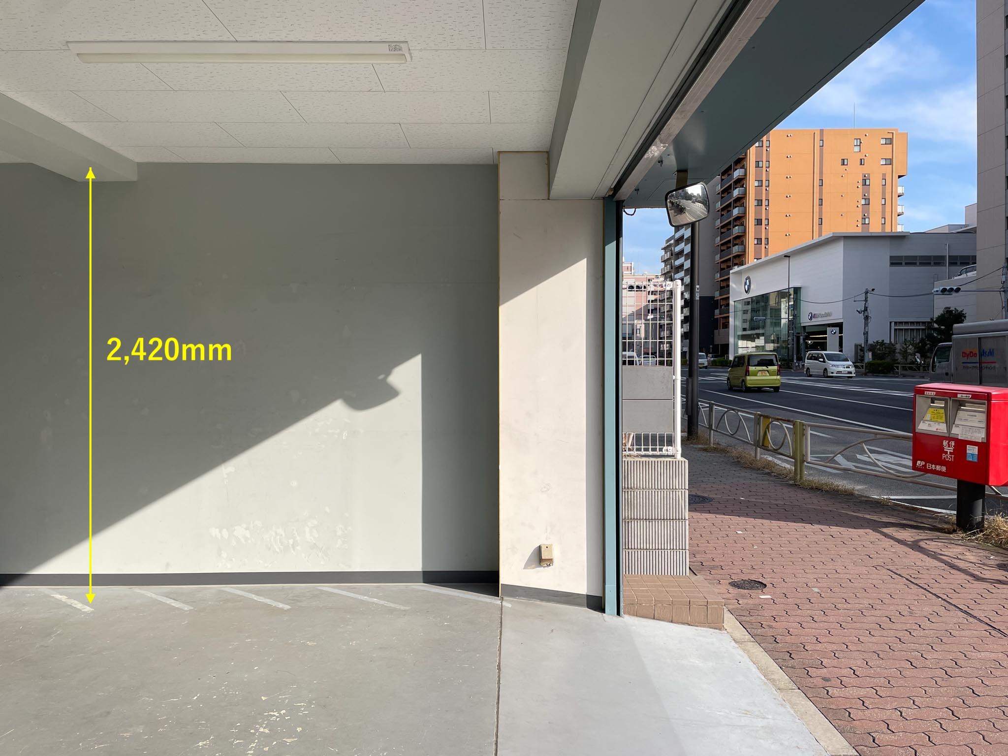 江東区亀戸の賃貸物件/1F：壁と天井には水色の塗装がされています