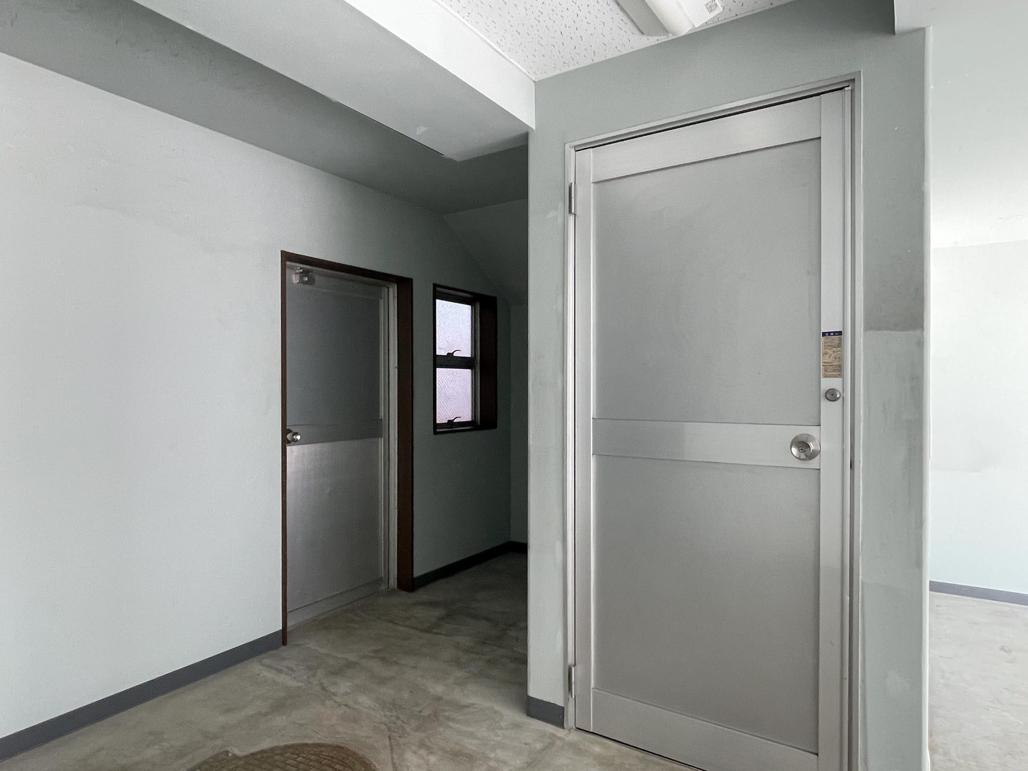 江東区亀戸の賃貸物件/1F：右手のドアを開けると上階への階段。左手のドアの先は外のスペース