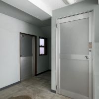 江東区亀戸の賃貸物件/1F：右手のドアを開けると上階への階段。左手のドアの先は外のスペース