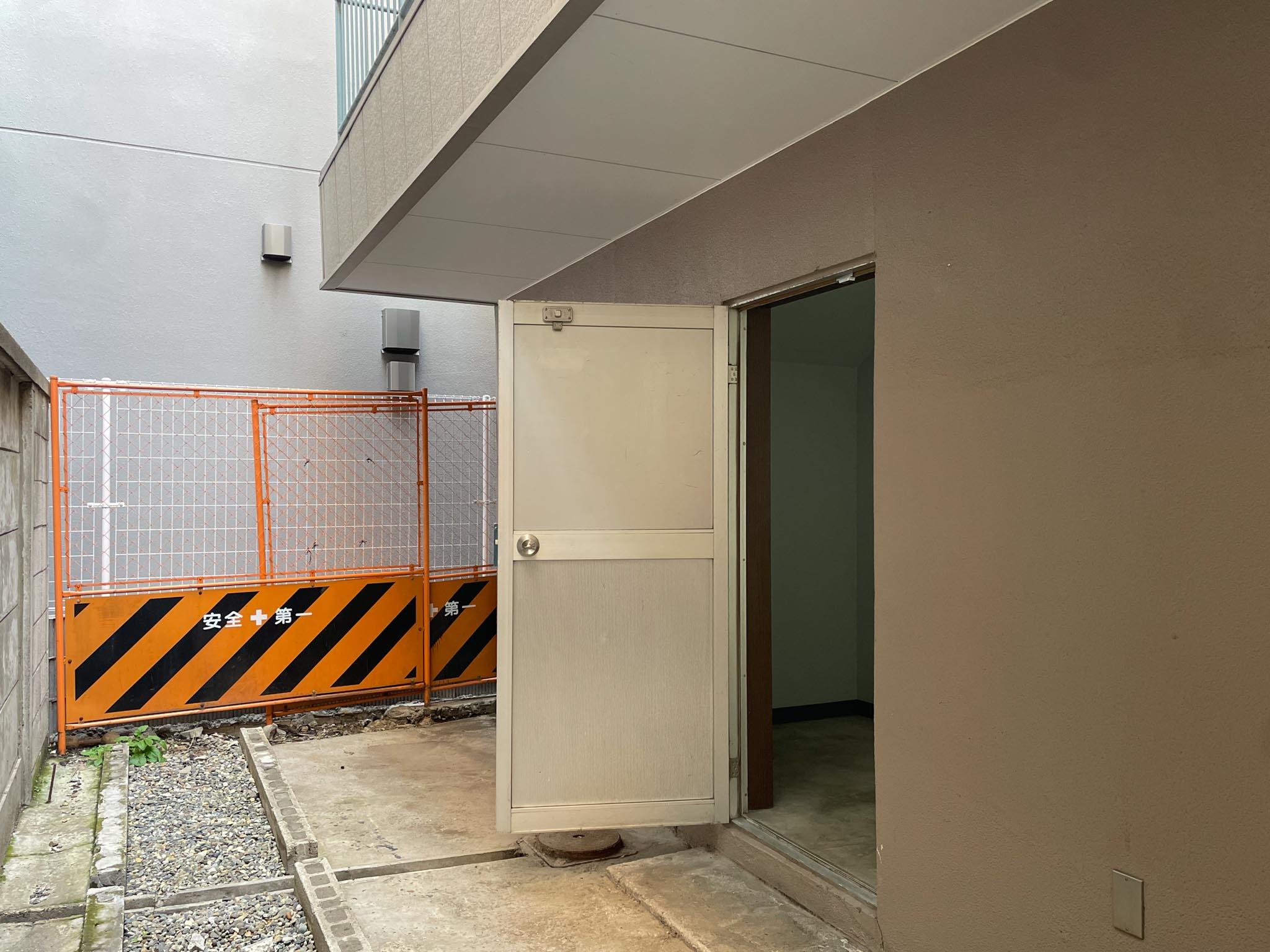 江東区亀戸の賃貸物件/1F：外のスペース。物置きとして重宝しそうです