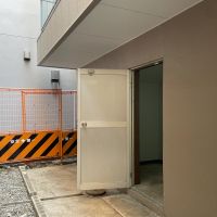 江東区亀戸の賃貸物件/1F：外のスペース。物置きとして重宝しそうです