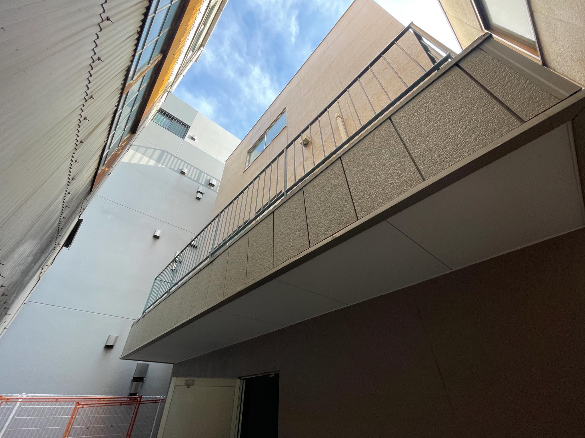 江東区亀戸の賃貸物件/1F：外のスペース。見上げるとこんな感じ