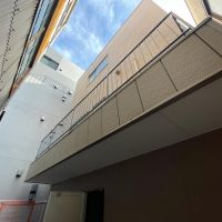 江東区亀戸の賃貸物件/1F：外のスペース。見上げるとこんな感じ