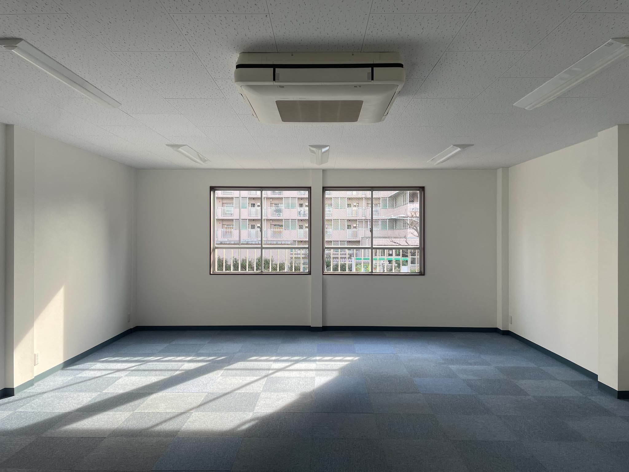 江東区亀戸の賃貸物件/2F：白壁紙にタイルカーペットのシンプルな内装