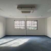江東区亀戸の賃貸物件/2F：白壁紙にタイルカーペットのシンプルな内装