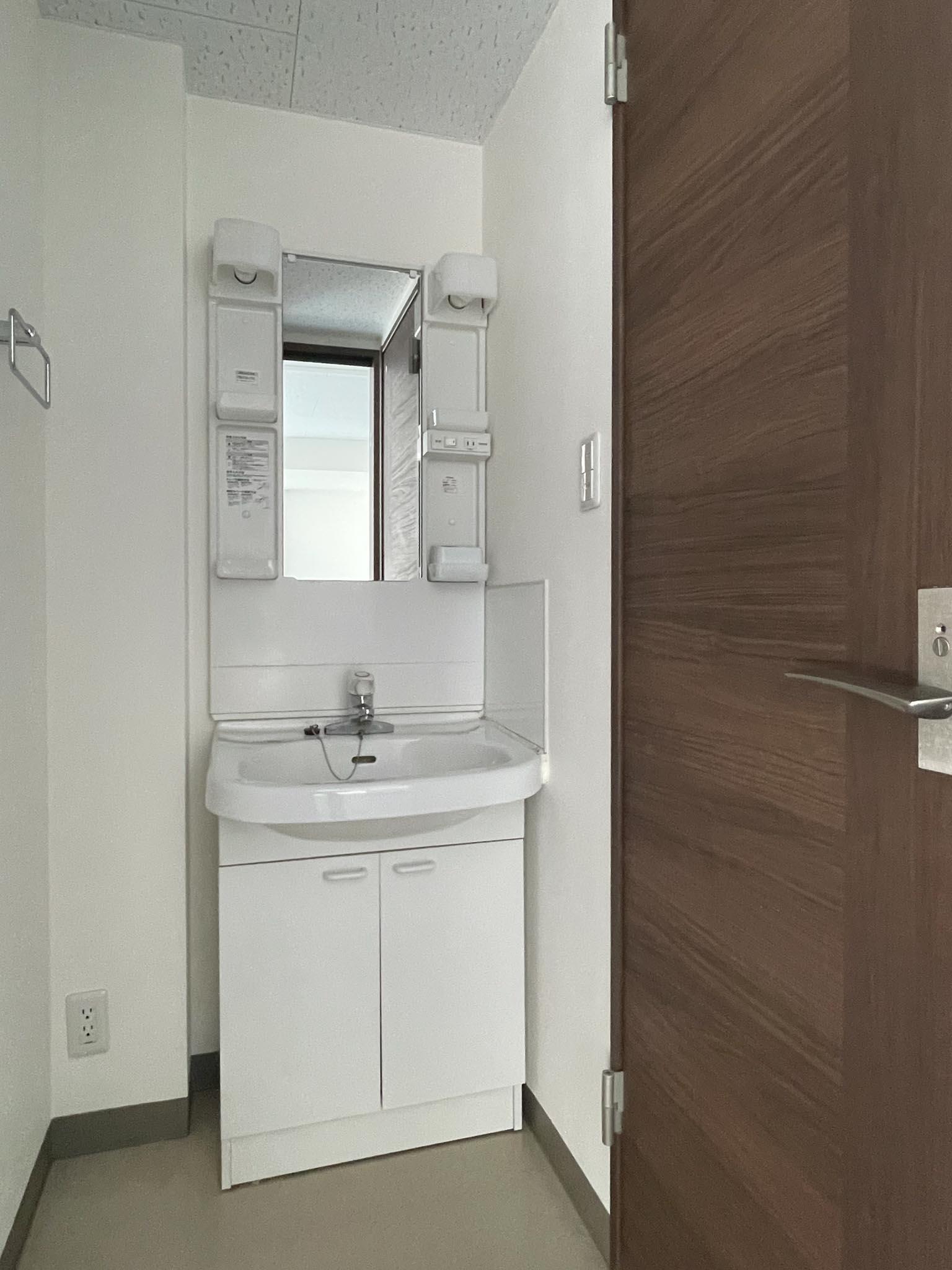 江東区亀戸の賃貸物件/2F：洗面台。右手のドアはトイレ