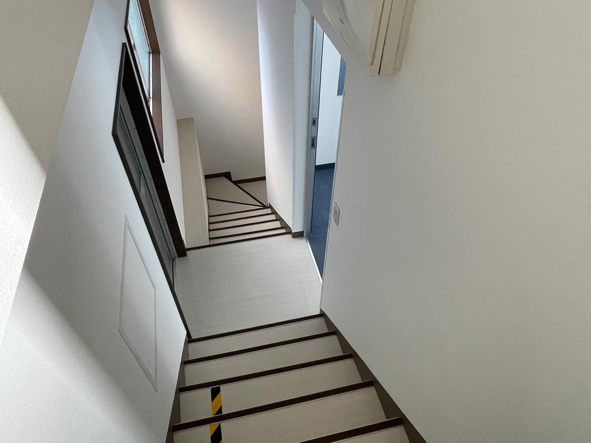 江東区亀戸の賃貸物件/階段はやや幅が広く、複合機などの搬入も可能です