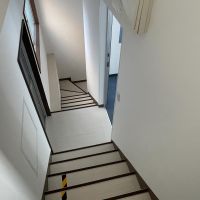 江東区亀戸の賃貸物件/階段はやや幅が広く、複合機などの搬入も可能です