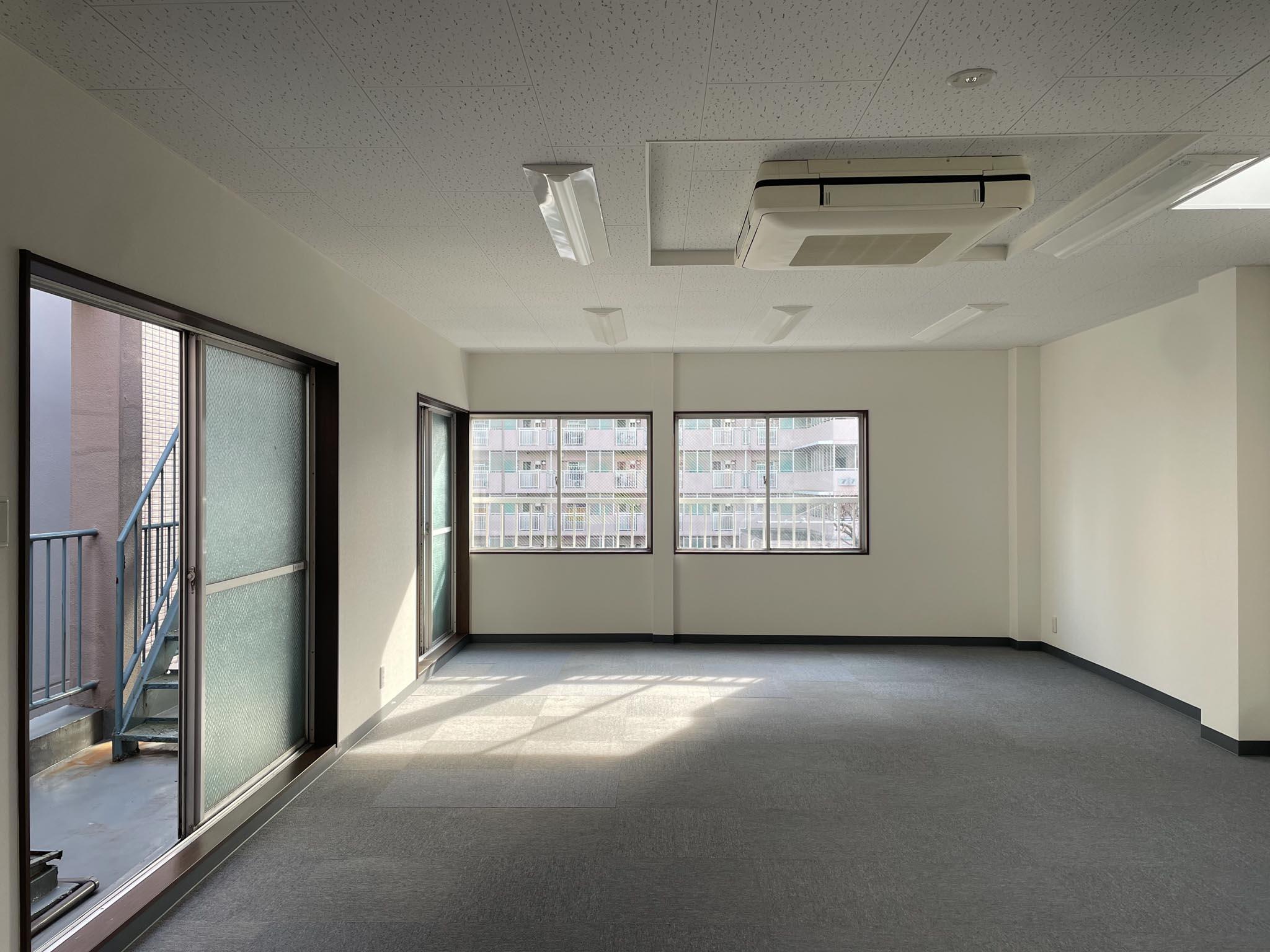 江東区亀戸の賃貸物件/3F：こちらもシンプルな事務所仕様の内装です