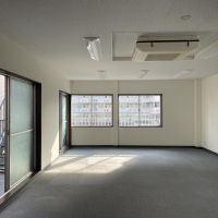 江東区亀戸の賃貸物件/3F：こちらもシンプルな事務所仕様の内装です