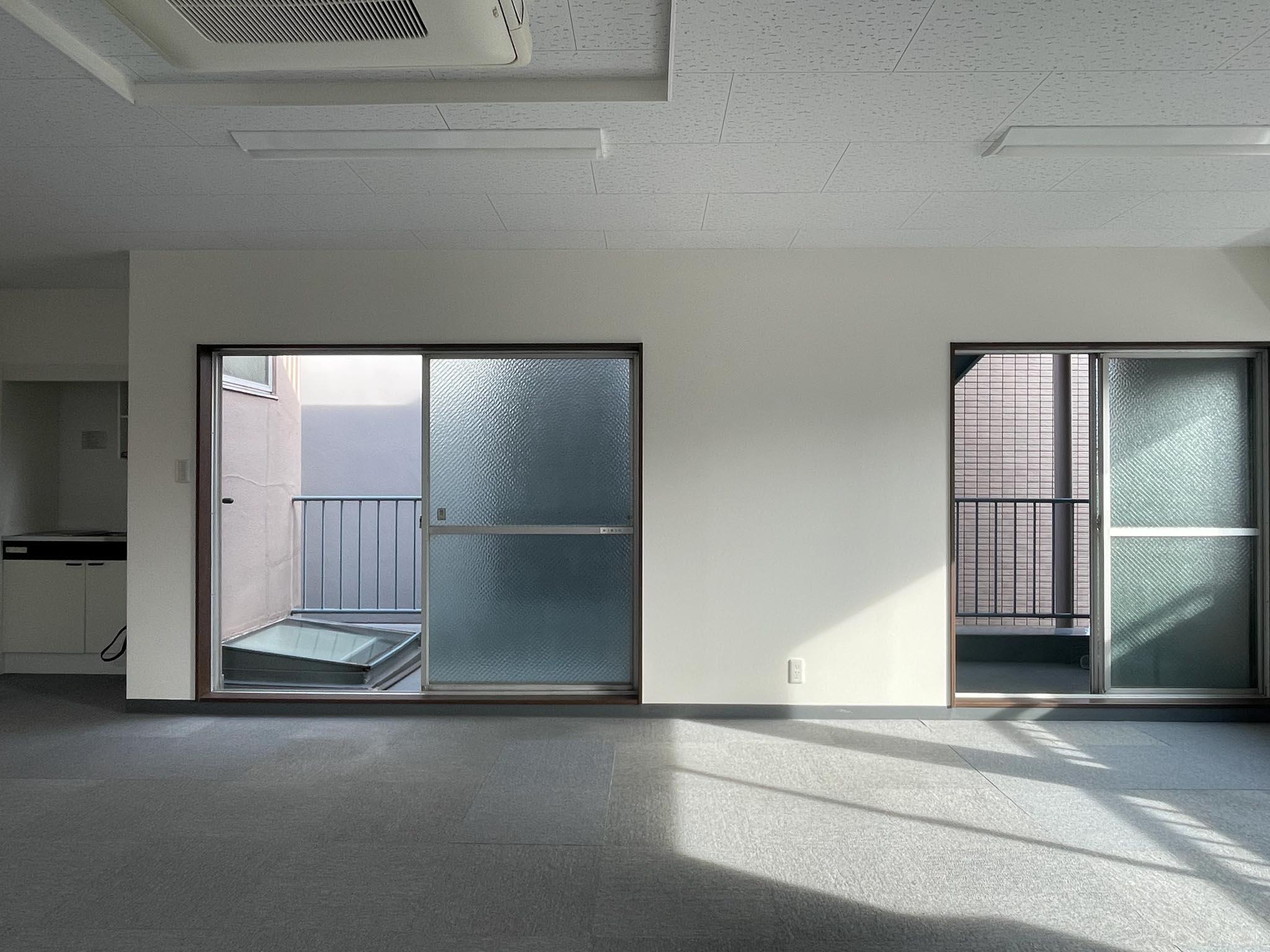 江東区亀戸の賃貸物件/東側の窓の外に屋上へ上がる階段があります