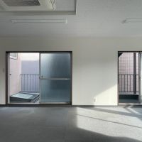 江東区亀戸の賃貸物件/東側の窓の外に屋上へ上がる階段があります