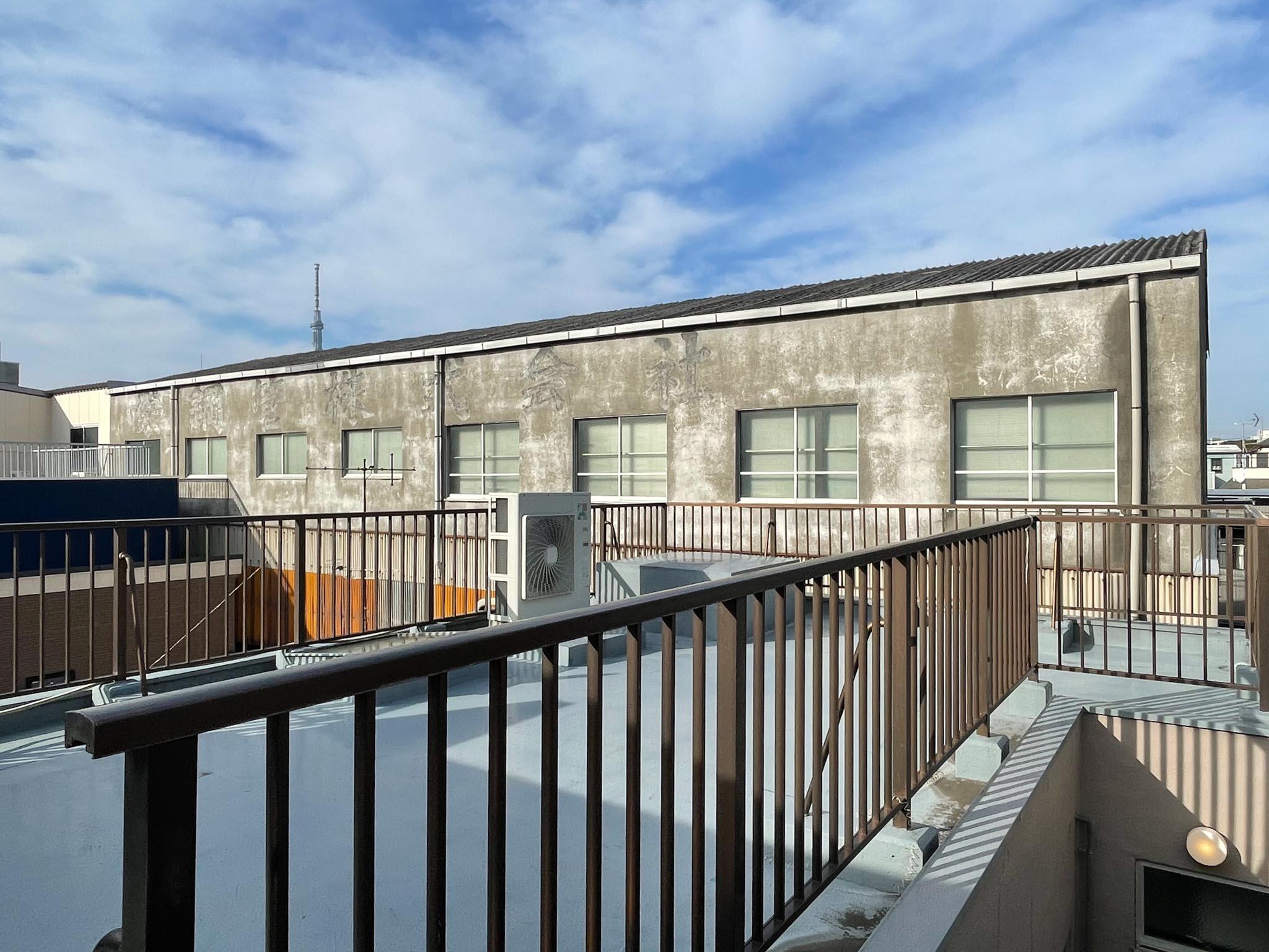 江東区亀戸の賃貸物件/屋上を北に向かって。北側はバルブメーカーの工場です