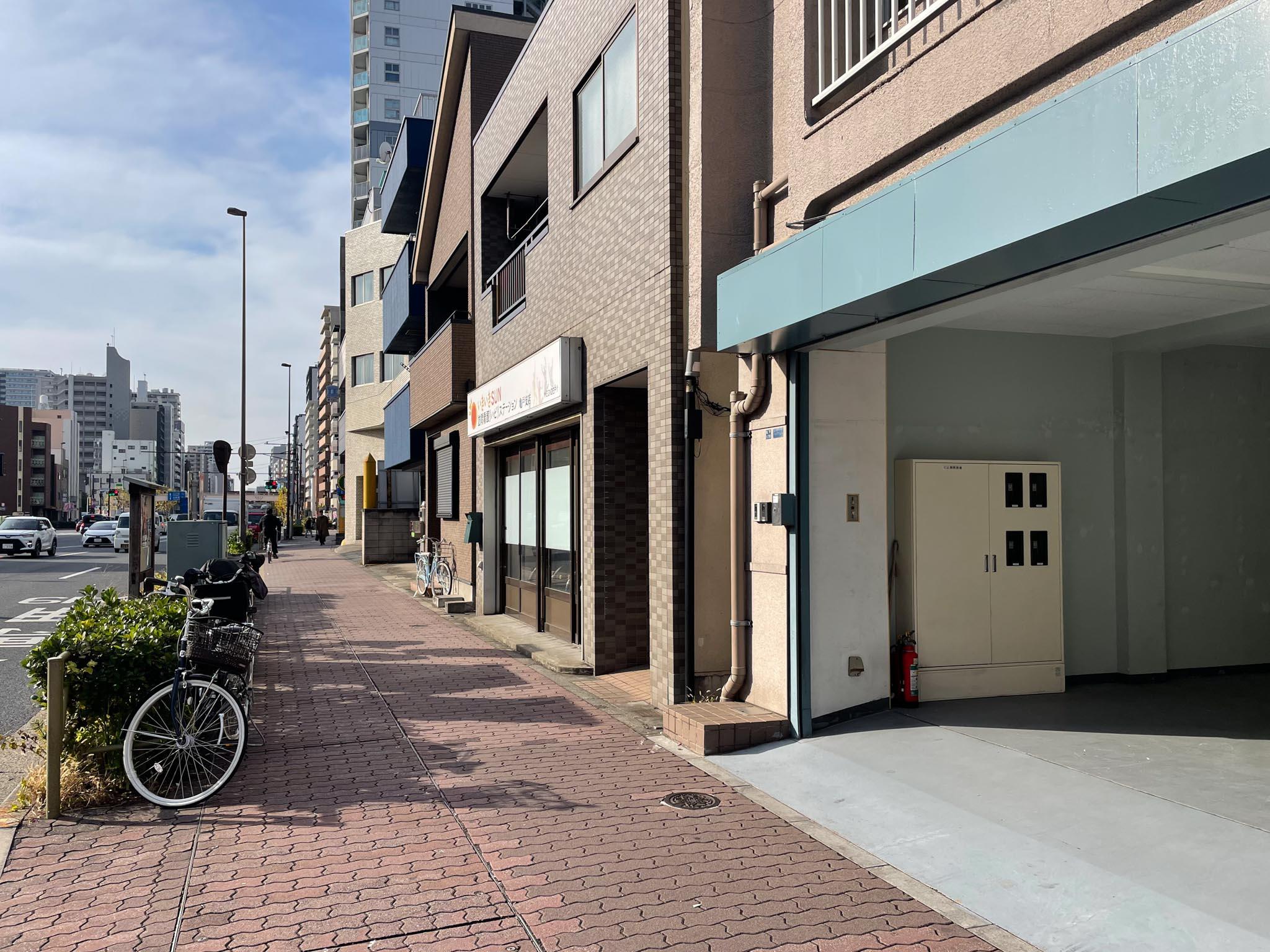 江東区亀戸の賃貸物件/前面は幅の広い歩道です