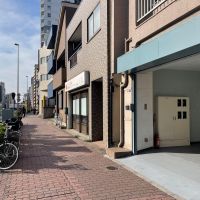 江東区亀戸の賃貸物件/前面は幅の広い歩道です