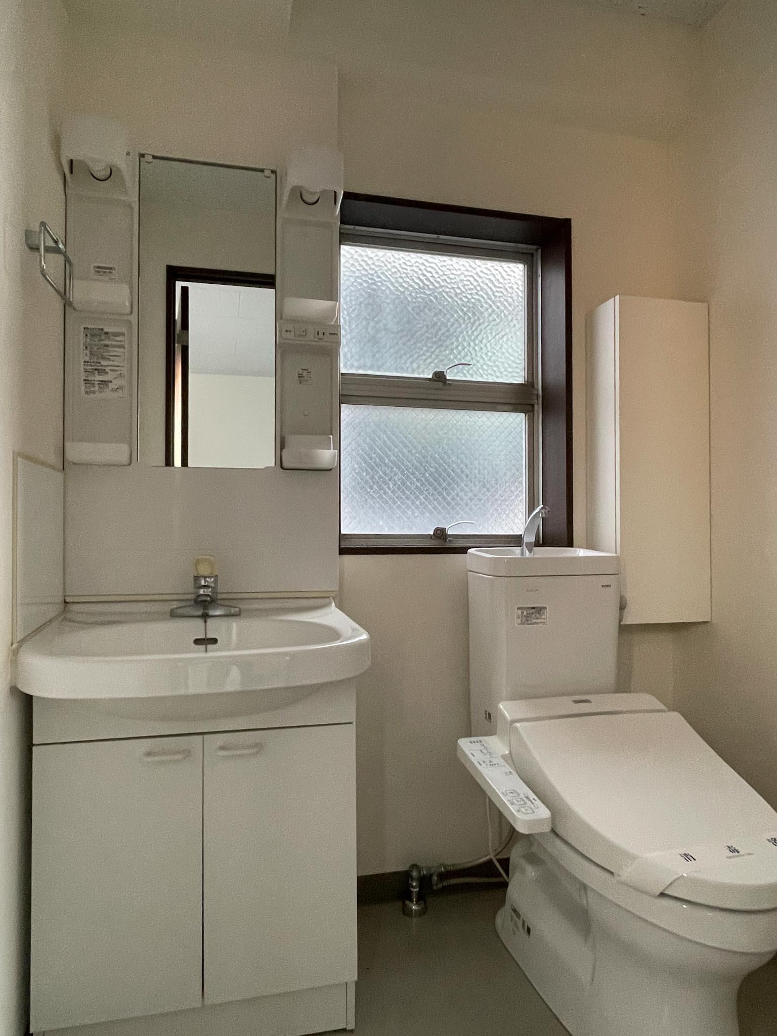 江東区亀戸の賃貸物件/3F：洗面台とトイレが同室です