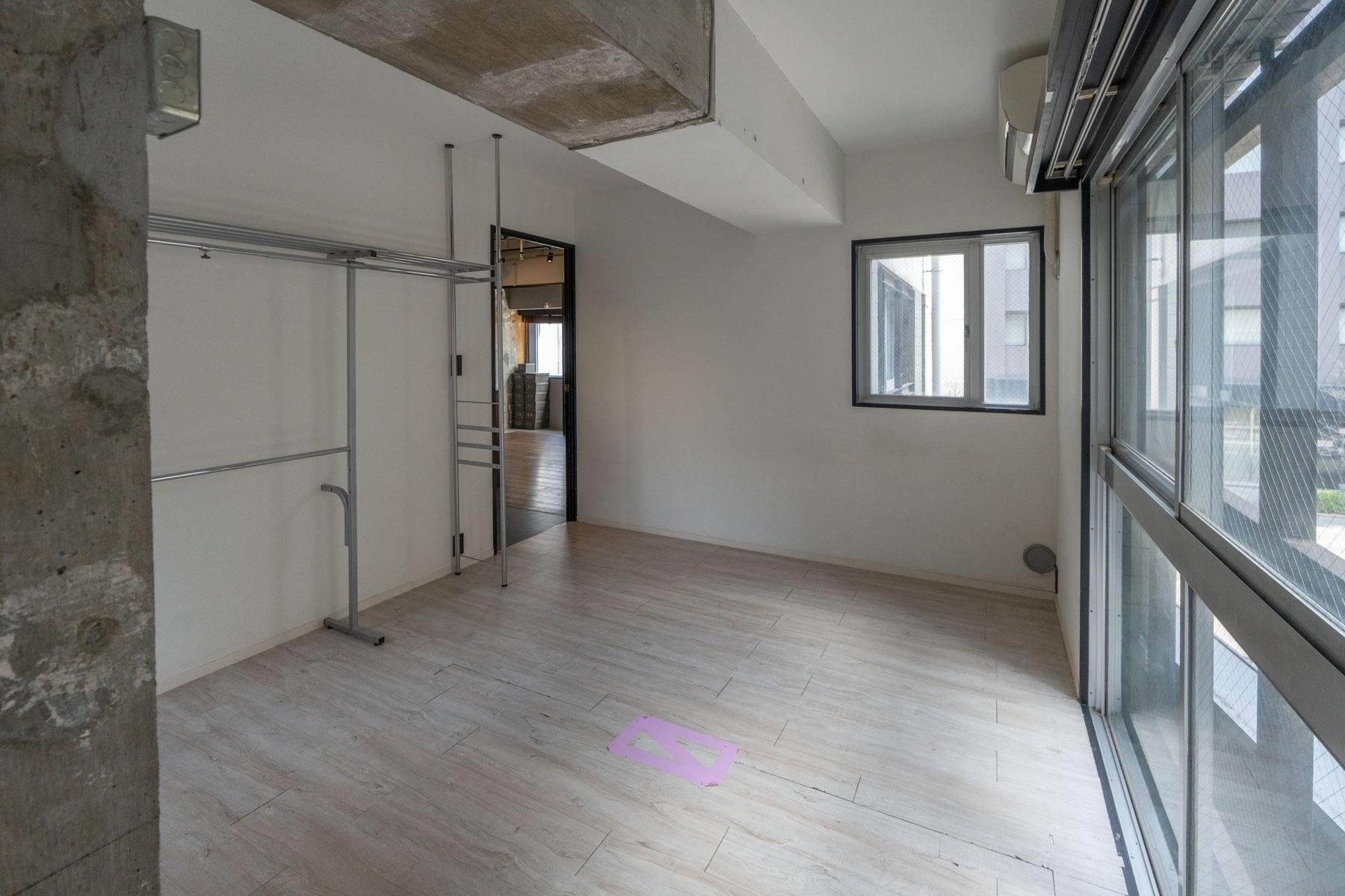 台東区浅草の売買物件/約7.5畳の個室。二面採光で日当たりも問題なし