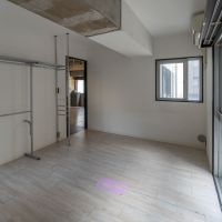 台東区浅草の売買物件/約7.5畳の個室。二面採光で日当たりも問題なし