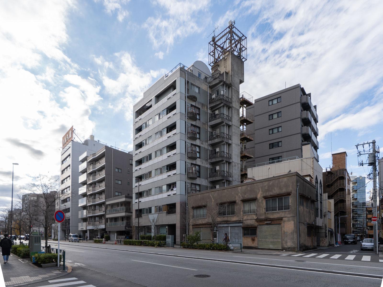 台東区浅草の売買物件/建物外観。錆びた階段が存在感あります