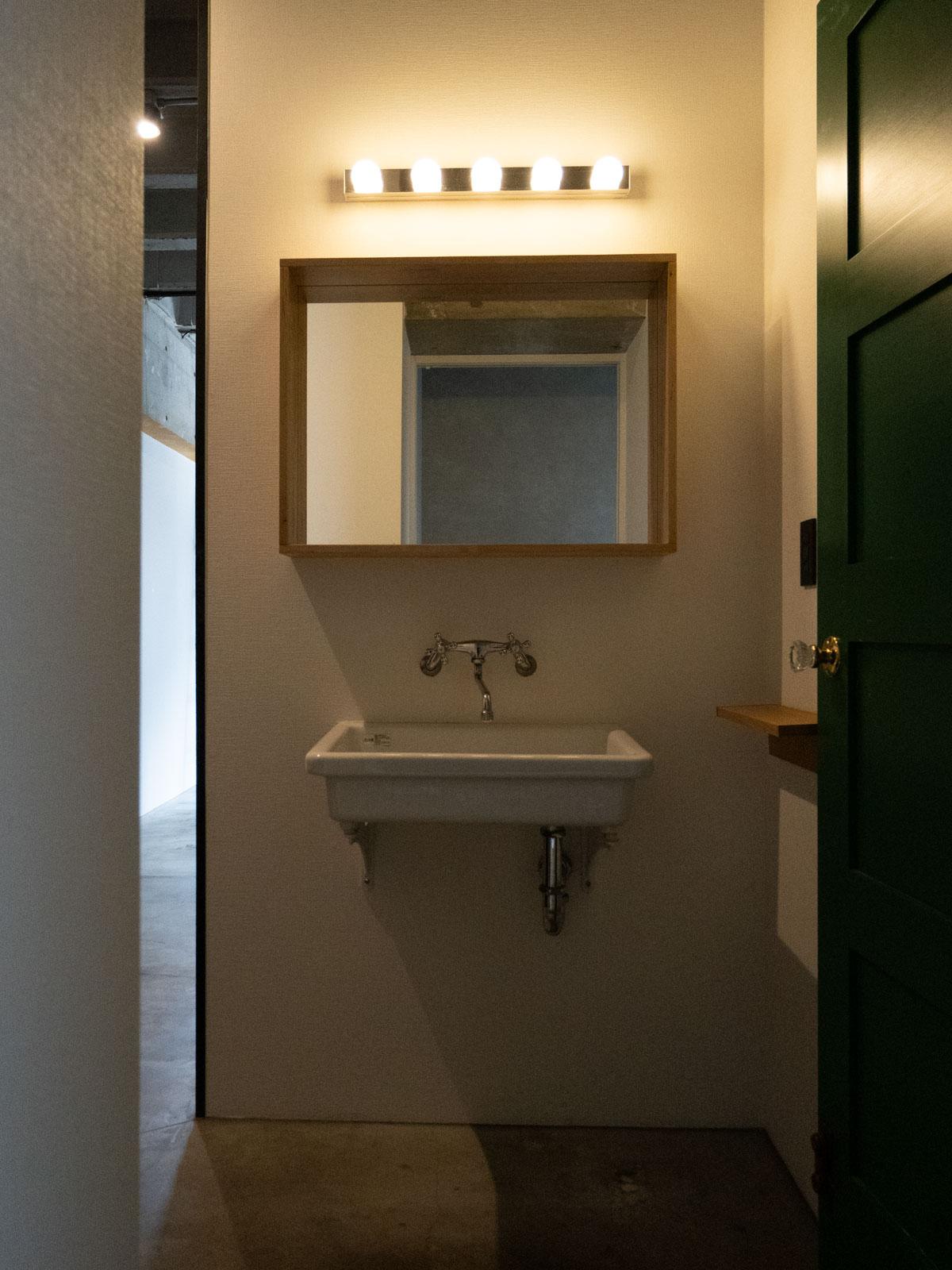 台東区浅草の売買物件/玄関脇にポップな照明の洗面台