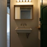 台東区浅草の売買物件/玄関脇にポップな照明の洗面台