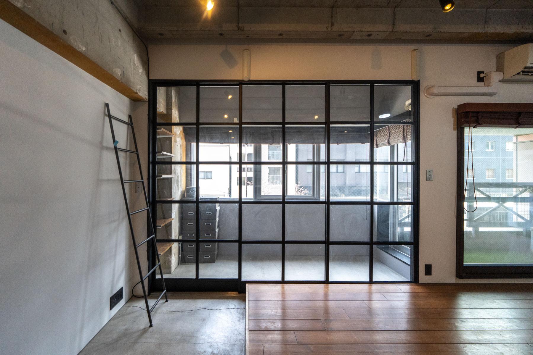 台東区浅草の売買物件/インナーテラスと居室はガラスの格子戸で仕切ることができます