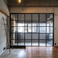 台東区浅草の売買物件/インナーテラスと居室はガラスの格子戸で仕切ることができます
