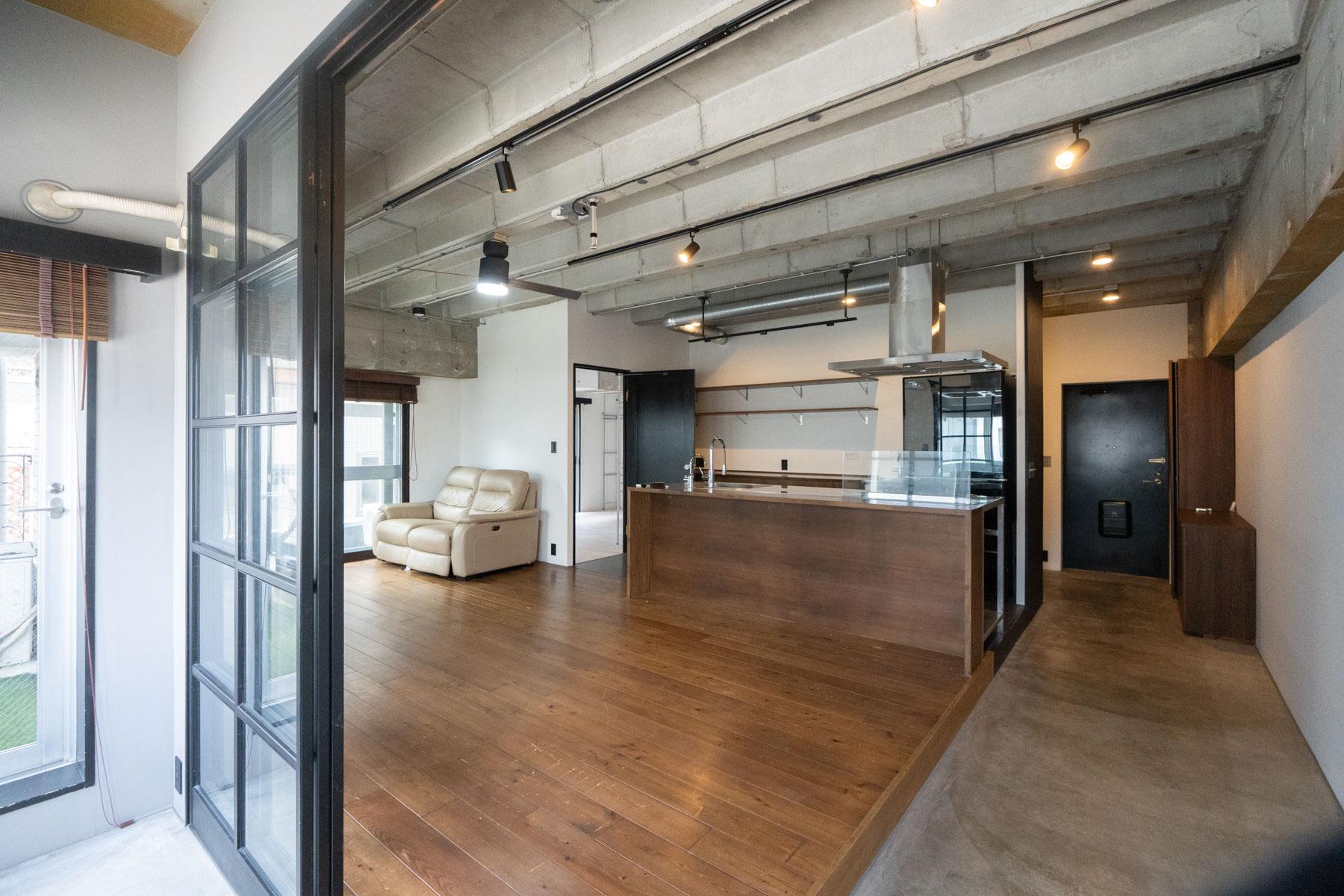 台東区浅草の売買物件/玄関からインナーテラスまで土間がつづいている