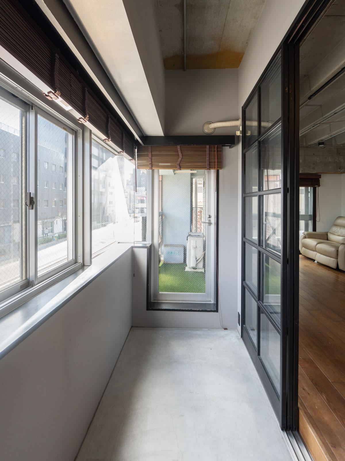 台東区浅草の売買物件/インナーテラスは小さいテーブルや椅子なら置けそうな広さ