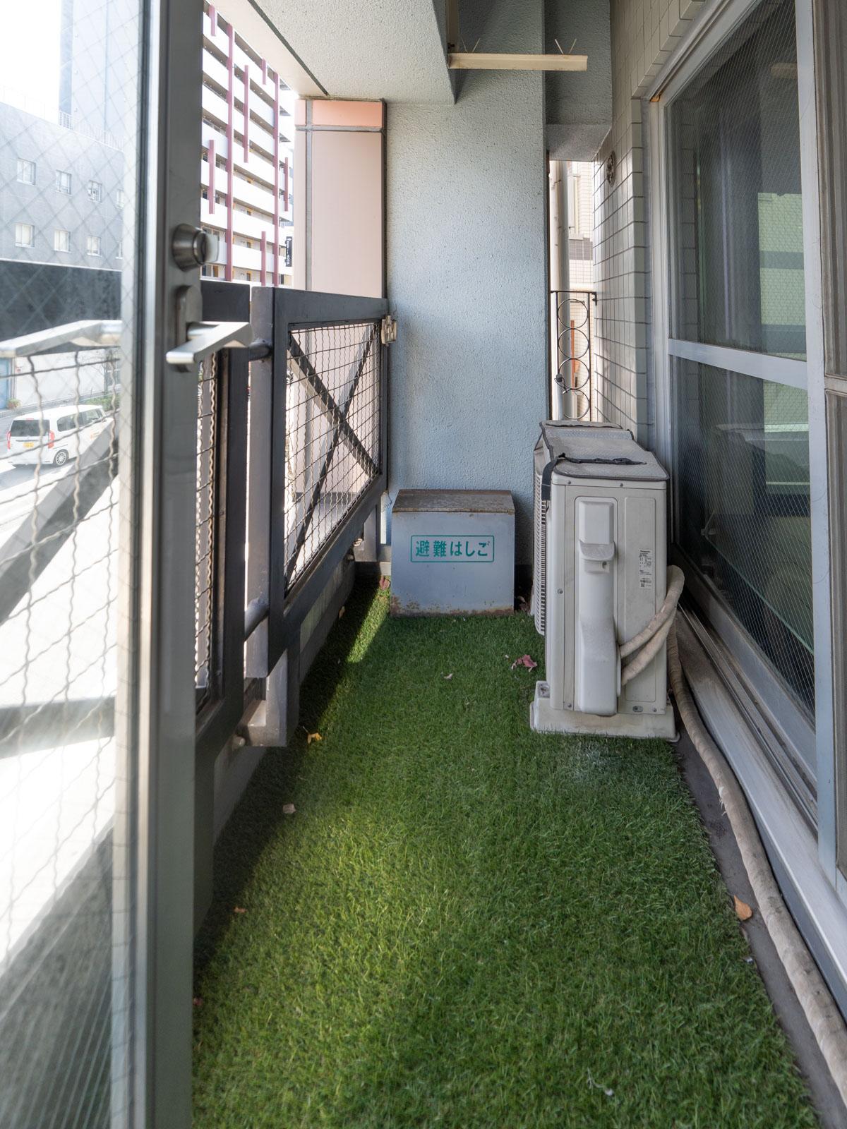 台東区浅草の売買物件/ベランダには人工芝が敷かれている