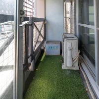 台東区浅草の売買物件/ベランダには人工芝が敷かれている