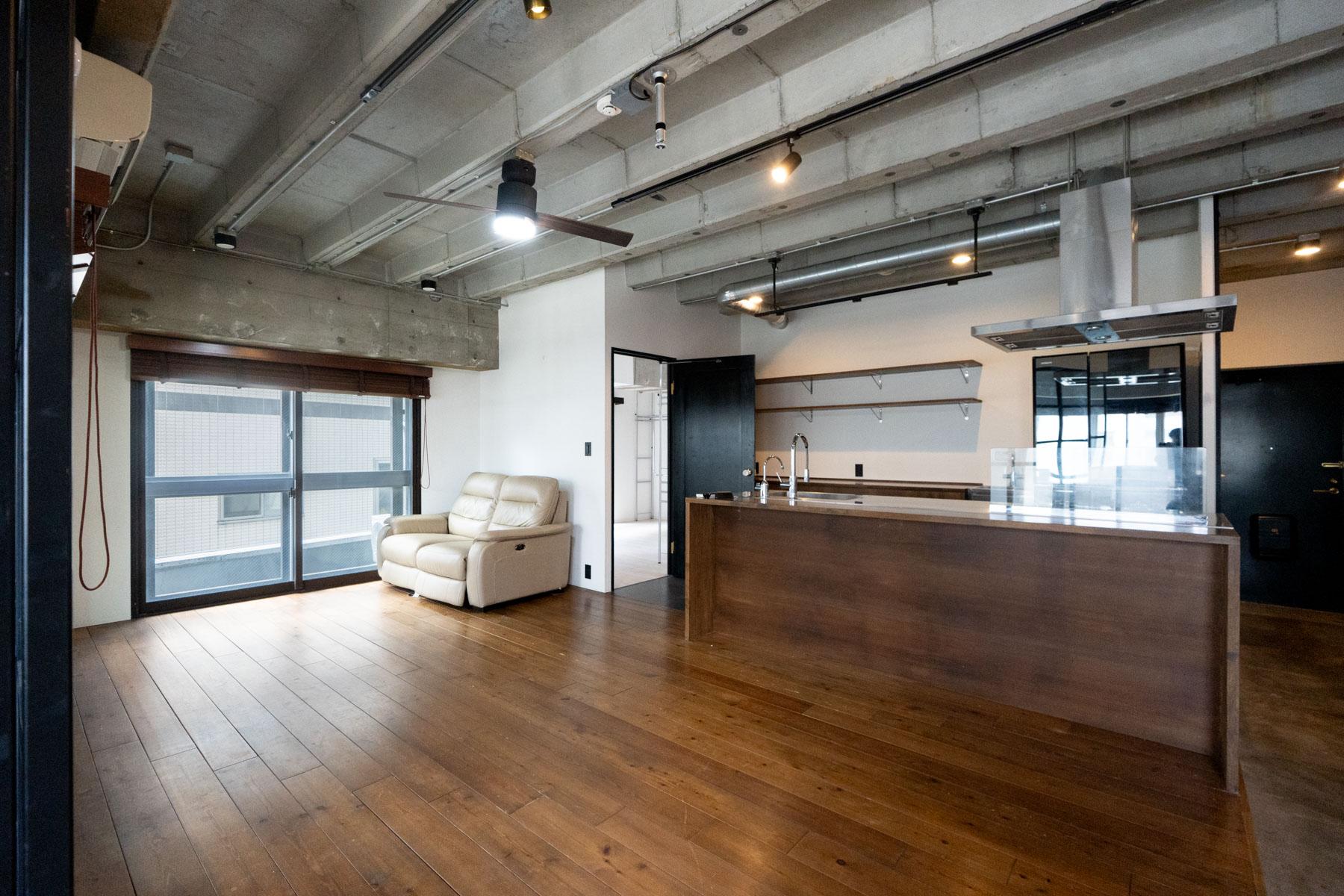 台東区浅草の売買物件/天高最大約2.8m。無骨にリノベーションされた1LDK