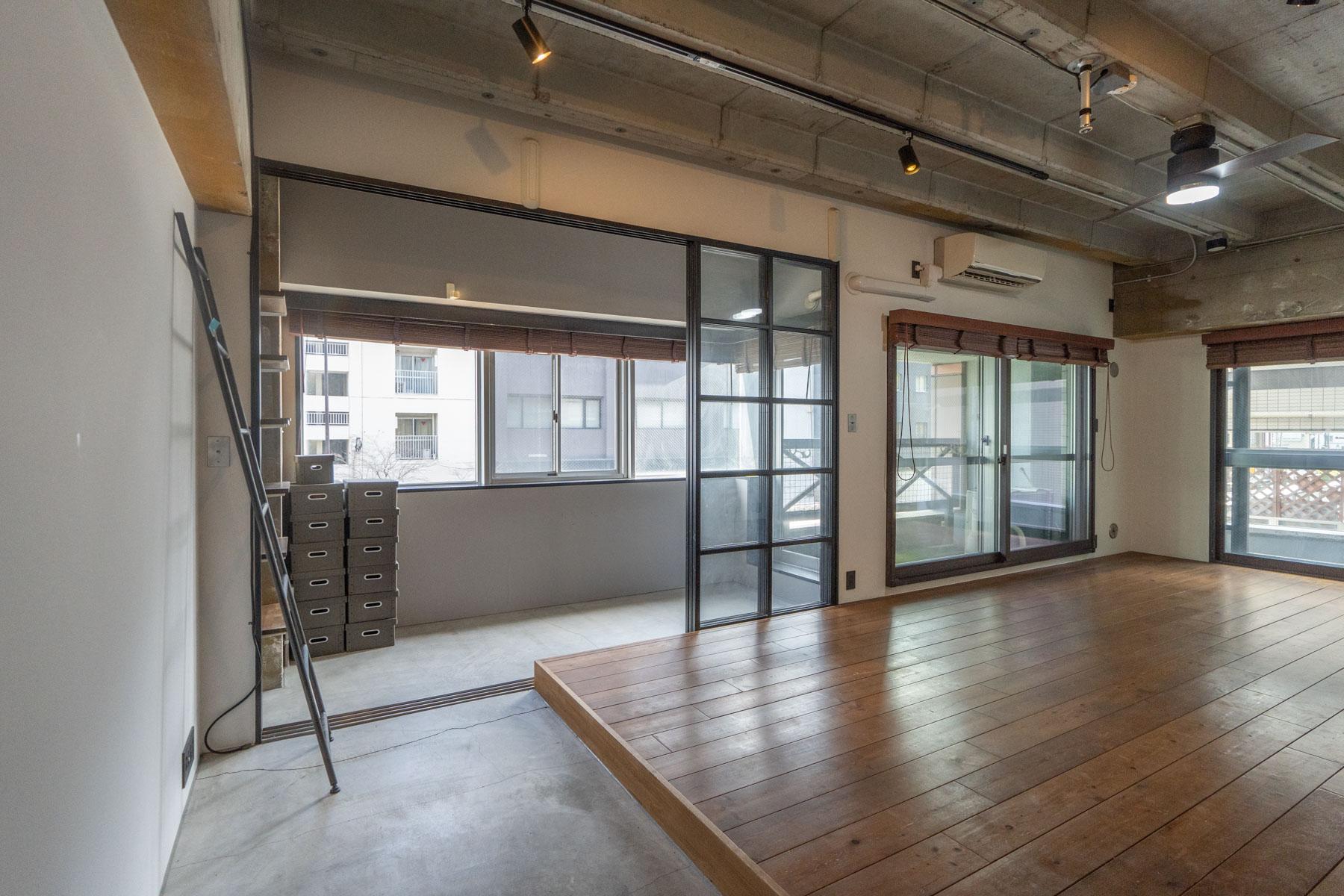 台東区浅草の売買物件/空間は床の切り替えでメリハリを。壁で仕切らず、抜けのある間取りになっています