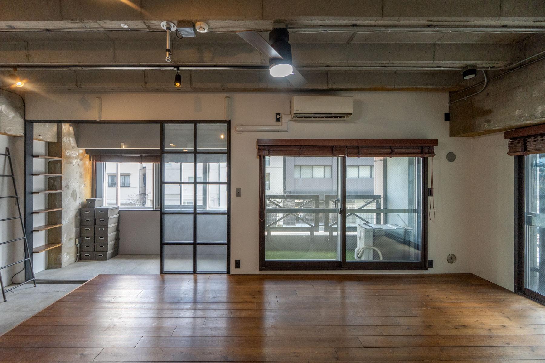 台東区浅草の売買物件/南東向きに大きく開口があり、晴れた日は光がよく入ります