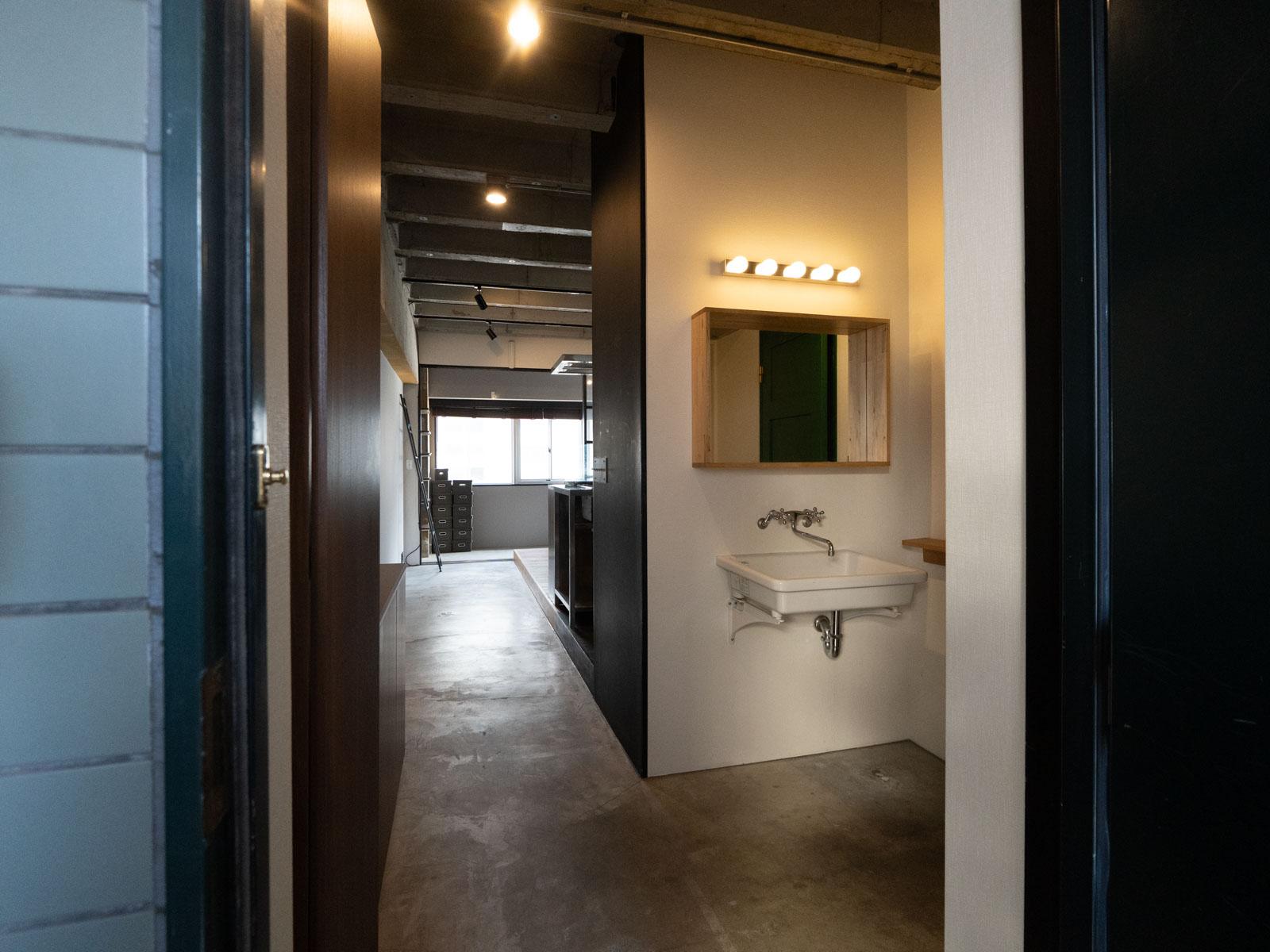 台東区浅草の売買物件/玄関から広がる土間空間。帰ってすぐに手を洗える仕様が便利そう