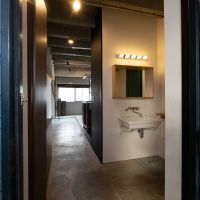 台東区浅草の売買物件/玄関から広がる土間空間。帰ってすぐに手を洗える仕様が便利そう