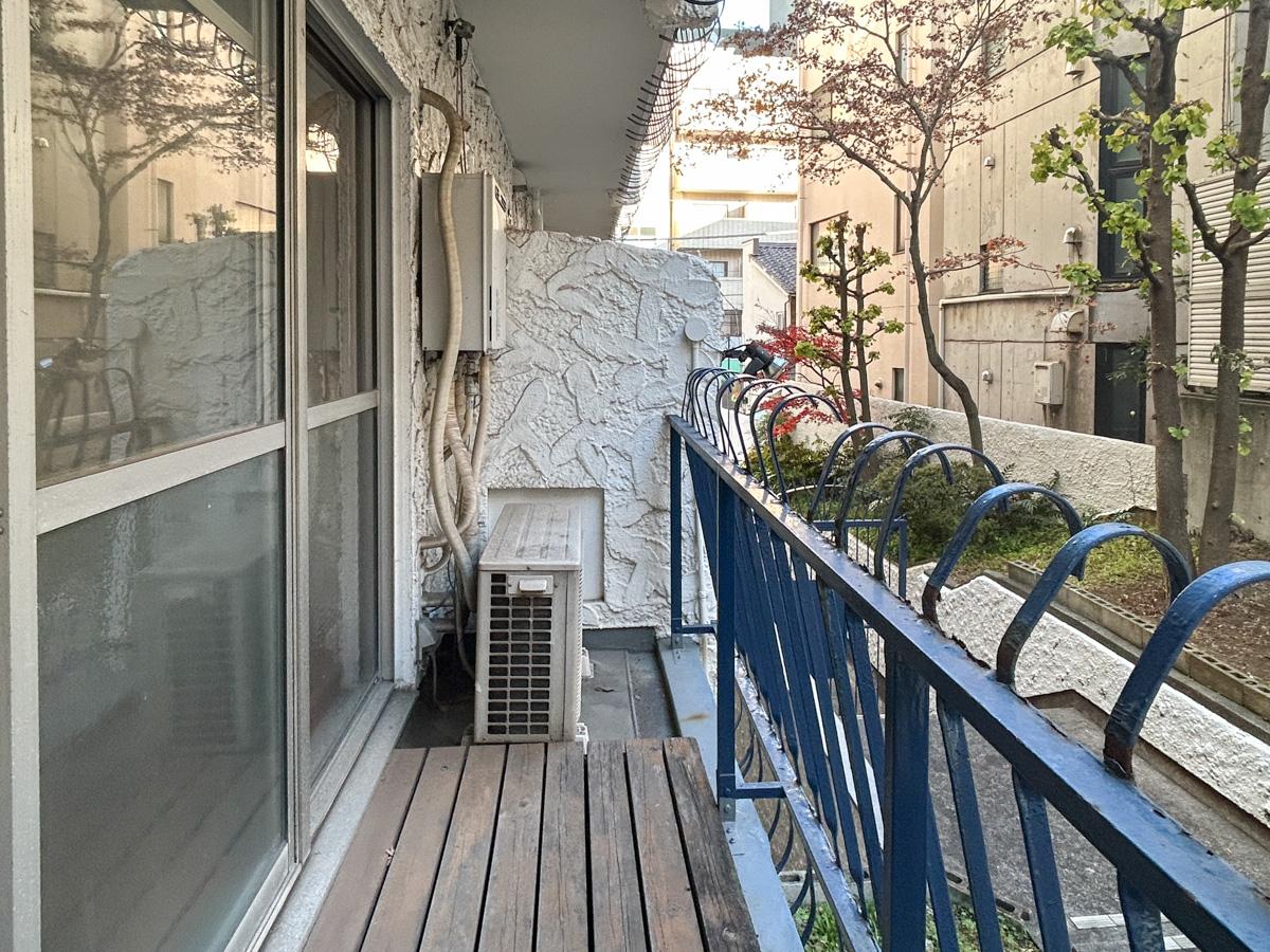 港区西麻布の賃貸物件/ベランダ。青いフェンスがレトロで可愛い。