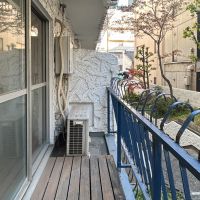 港区西麻布の賃貸物件/ベランダ。青いフェンスがレトロで可愛い。