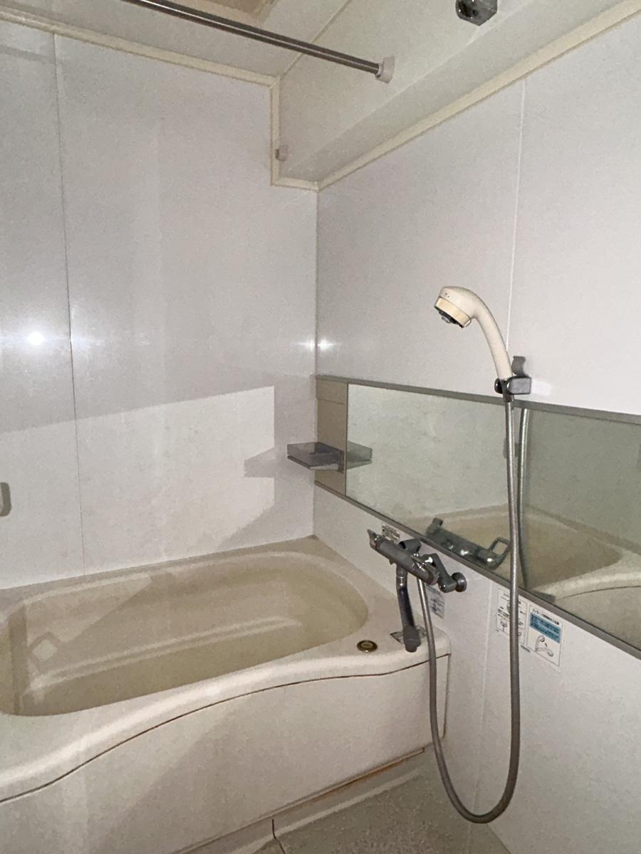 港区西麻布の賃貸物件/バスルーム。写真はクリーニング前のものです