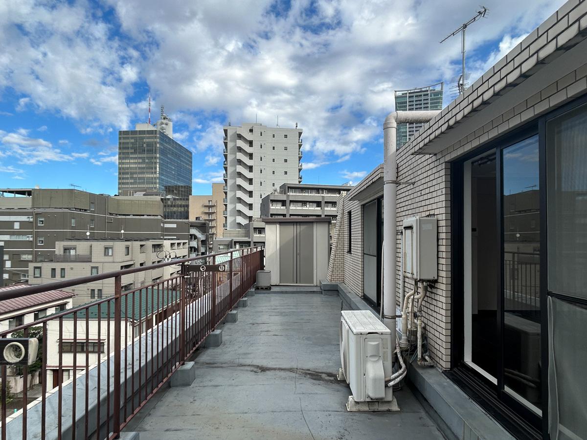 渋谷区神山町の賃貸物件/28㎡ほどの広々バルコニー。晴れた日はもう一つのリビングとして。