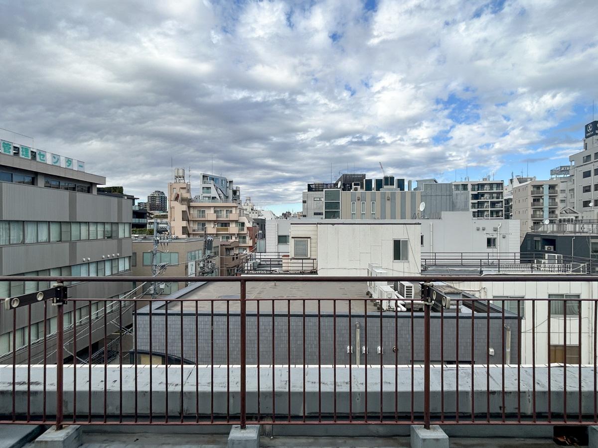 渋谷区神山町の賃貸物件/若干曇っていますが、晴れた日はかなり開放感を感じられるスケール感。