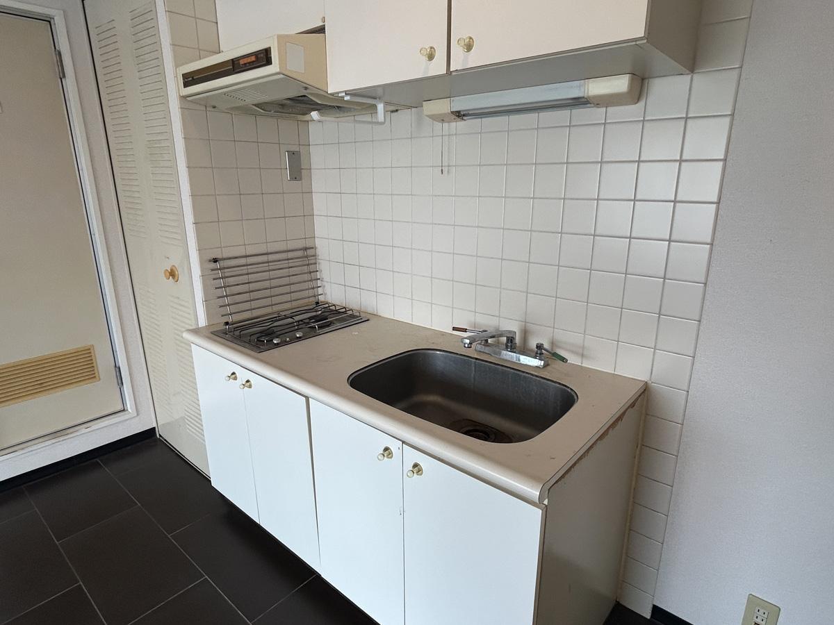 渋谷区神山町の賃貸物件/キッチン。コンロは2口のガスコンロ。