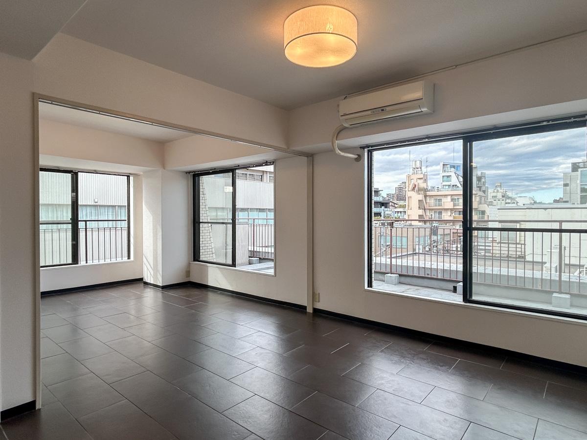 渋谷区神山町の賃貸物件/リビング。２方面に窓がついていて、室内も開放感があります。