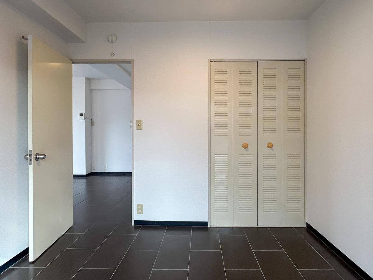 渋谷区神山町の賃貸物件/寝室別角度から。小ぶりですがクローゼットもついています。