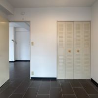 渋谷区神山町の賃貸物件/寝室別角度から。小ぶりですがクローゼットもついています。