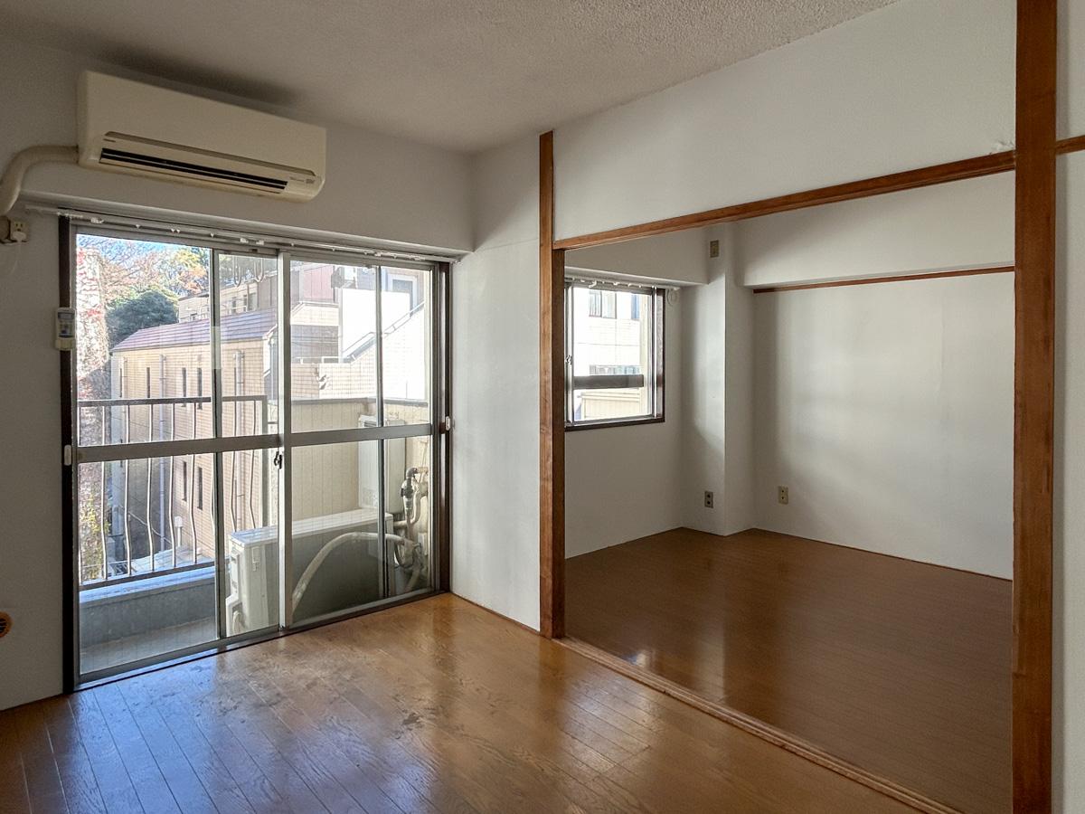 渋谷区富ヶ谷の賃貸物件/レトロな風合いの室内。襖を取れば、広めのワンルームとして活用できます。