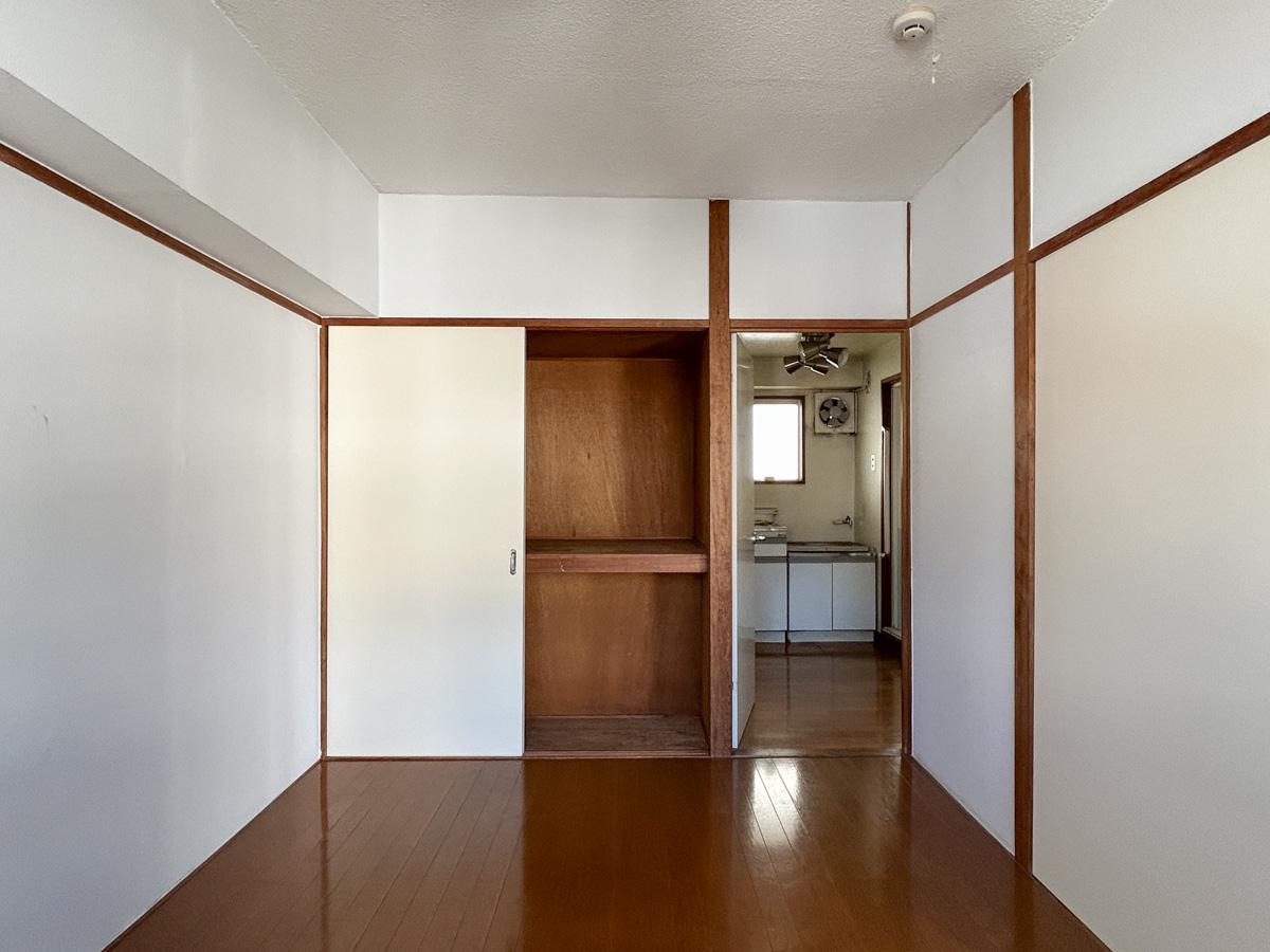 渋谷区富ヶ谷の賃貸物件/室内別角度から。押し入れを収納として活用することができます。