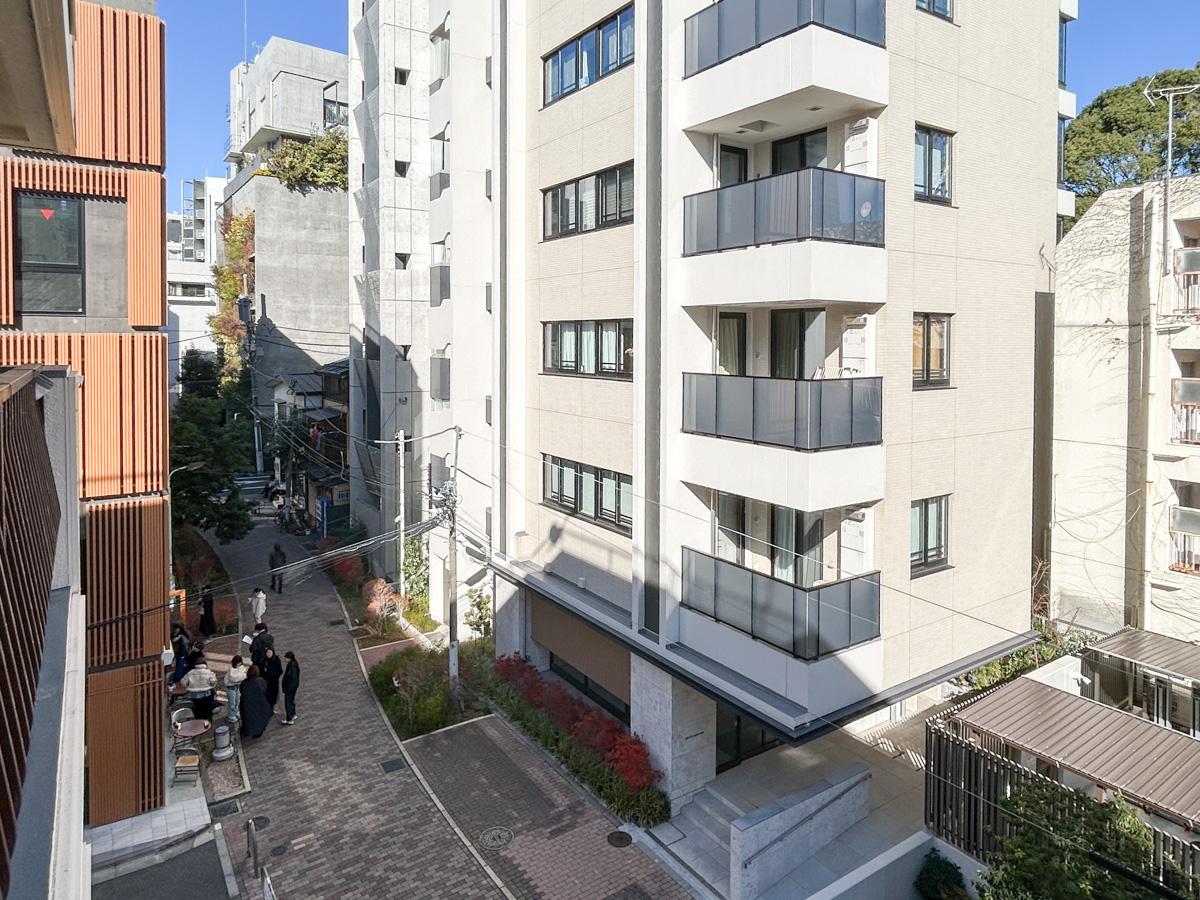 渋谷区富ヶ谷の賃貸物件/下を通る遊歩道は、賑わいのある雰囲気に包まれています