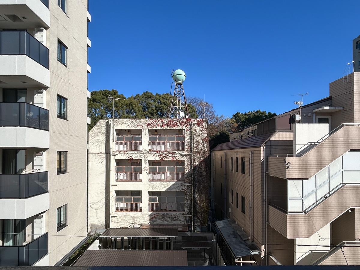 渋谷区富ヶ谷の賃貸物件/窓の先にはうっすら代々木公園の緑が